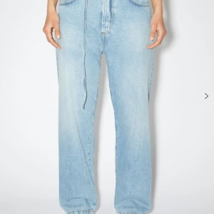 Acne jeans - Hej, väljer nu att sälja mina acne jeans pågrund av att de inte kommer till användning längre, mycket bra skick Har både blå och svarta jeans, priset är styck och inget som är hugget i Sten💗