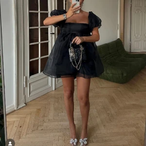 Rosettklänning  - Säljer denna otroliga rosett-klänningen från NA-KD, Lojsans kollektion som är helt slutsåld. Prefekt till nyår🥳Helt ny med lapparna kvar. Säljer då jag beställde hem två i olika storlekar. Passar storlek 34-36🥰🥰