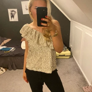 Glitter topp - En perfekt nyårstopp, använd en gång. Silver/rosé färgad. Köpa direkt för 600kr