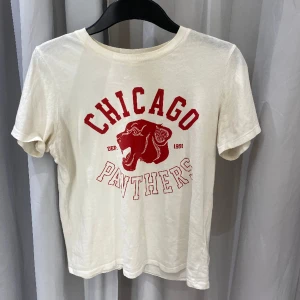 T-shirt  - Super snygg T-shirt från Gina Tricot, supersnygg til jeans🤗 bara att skriva vid frågor💘