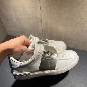 Valentino open - Valentino open  - Size: 40 fits 41 - Cond: 7/10 - Bin:1749kr - Bud:1449kr  - Bud höjs med minst 100kr!