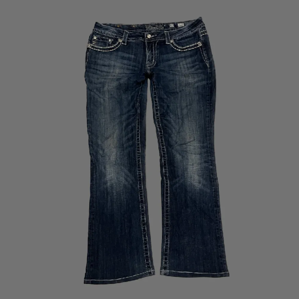 Så fina lågmidjade bootcut MISS ME jeans i storlek 31!😍 midjemåttet: 44cm innerbenslängd: 75cm PS; KOLLA IGENOM MITT KONTO NI KOMMER HITTA MÅNGA Y2K OCH VINTAGE PLAGG . Jeans & Byxor.