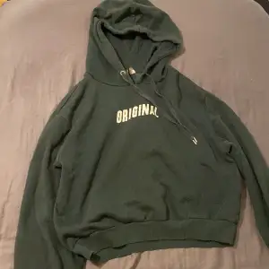 Mysig hoodie i mörkgrön färg med texten original på magen. I storlek medium men passar även mindre jättebra. Något kroppad.