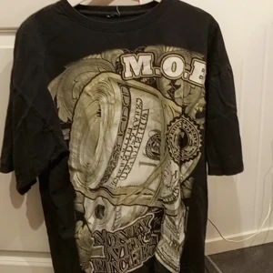 Svart stor tshirt med tryck - Skön stor tshirt, tänkt för killar, sitter skönt och normalt 