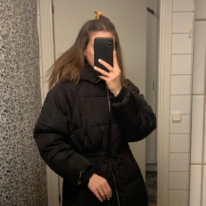 Vinterjacka - Väldigt varm lång vinter jacka. Använd ett fåtal gånger. Som ny i skicket. Går att justera passformen på midjan inifrån. 