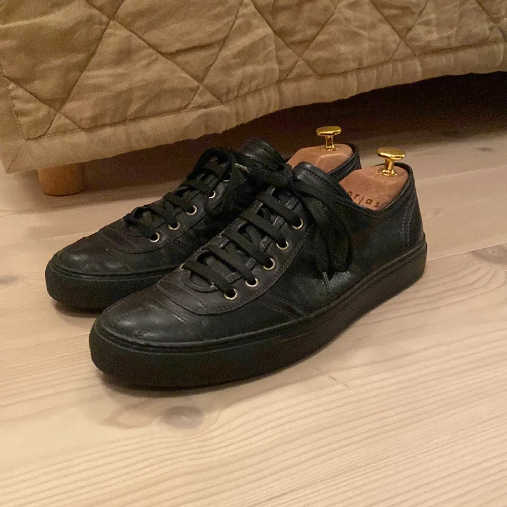 Ett bar vintage Hugo Boss Sneakers i svart läder.  Skorna är i gott skick (7/10)   . Skor.