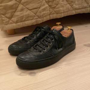 Ett bar vintage Hugo Boss Sneakers i svart läder.  Skorna är i gott skick (7/10)   