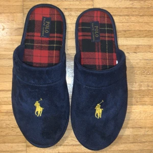 Ralph Lauren Tofflor - Jätte fina och sköna Ralph lauren tofflor. Säljer dom då jag köpt ett par nya.