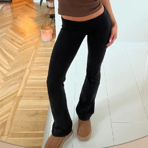 Svarta byxor Nelly - ”Soft chill pants” från Nelly i storlek M. Säljer för att de inte passar mig. Använda fåtal gånger ☺️🤍