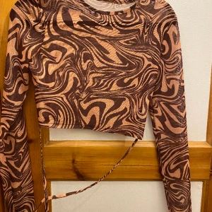 Tröja - Genomskinlig kort tröja, snörning runt magen 