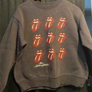 Sweatshirt  - Sweatshirt med tryck, syns att den är använd men fortfarande fin. OBS! Den är mörkare i färgen än på bilden. Mer svart/grå