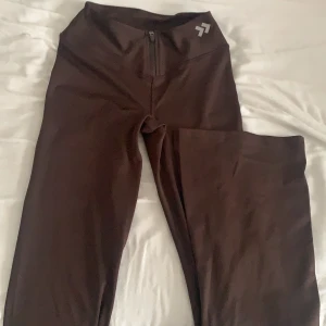 Träningstighst - Köpte de förra månaden, orkade aldrig o lämna tillbaka de. Därav säljer jag de här via Plick. De är helt nya!🤎🤎🤎