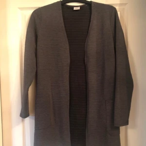 Kofta i storlek S  - Den är knappt använd så i nyskick.