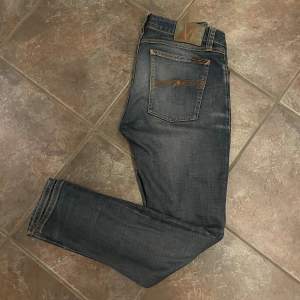 Ett par schyssta nudie jeans i bra skick med lite ”fades”. Storleken är 31/30 och passformen är slim. Färgen heter tender worn. Jag är 180 cm lång och väger 65 kg. 