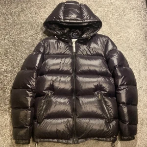 Maya jacka  - Lik moncler maya  Köpt på zara för 1500