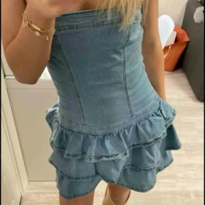 Jeansklänning  - LÅNADE BILDER!!! Säljer denna jättefina och trendiga jeansklänningen. Storlek M men passar S. Skriv för egna bilder eller vid frågor.