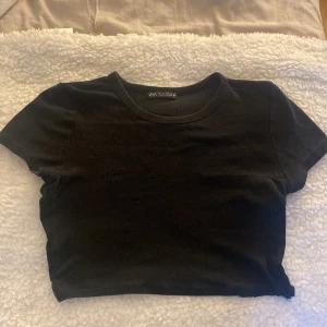En hel fin kort svart t-Shirt från zara💕 - Fin t-Shirt har bara använt den en gång ingenting mer jätte fin på den e kort storlek S 💕💕