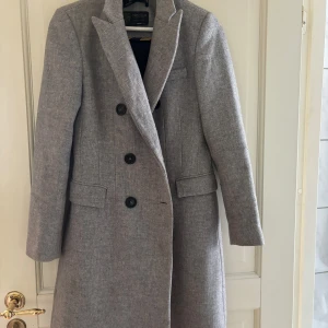 Zara Ull Kappa - Zara Ull kappa från deras lyxigare vinter avdelning med finare kvalité som är i samarbete med MANTECO. Storlek S/36. Använd 2-3 gånger super fint skick fortfarande. Ljusgrå färg. Köpt i London.