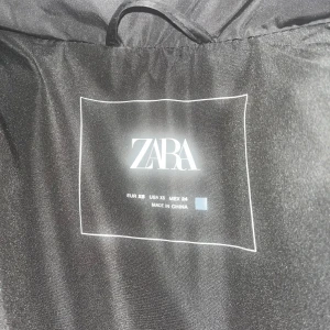 Zara väst  - I bra skick! Bra för när de blir kallt så kan man ha en tjock tröja eller hoodie och den som en jacka 🥰