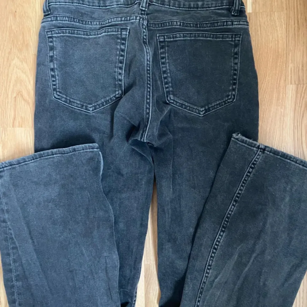 Ett par lågmidjade jeans. Säljs inte längre men var väldigt popis och slutsålda i speciellt denna storlek hela tiden. I en svart washed snygg färg. Skriv till mig privat om du har några frågor! (Extra bilder). Jeans & Byxor.