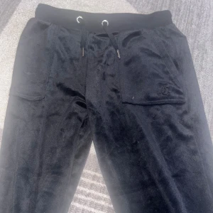 Svart juicy couture  - Storlek 152/158, har haft några gånger. Jag går inte mindre än 300  