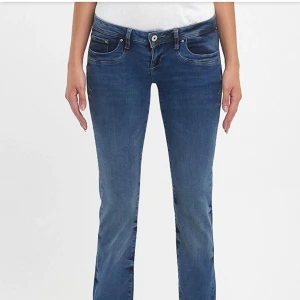 Ltb jeans - Säljer nu mina lågmidjade favorit jeans från Ltb då dom tyvärr blivit för små💗 en super fin mörkblå färg som inprincip passar till allt😻!!