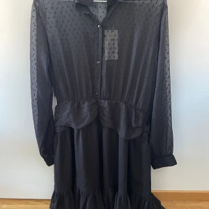 Svart känning  - Svart klänning från NA-KD (aldrig använd) lappar finns kvar! Strl 42 men skulle säga att 40 är mer rätt. M/L