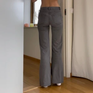 Midwaist jeans - Gråa midwaist jeans som formar kroppen jättesnyggt!! Midjemått 35 o innerbenslängd 83 cm, jag är 178💕💕💕