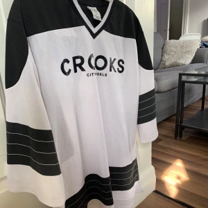 Baseball tröja - Crooks - city of angels  Baseballtröja.  Sitter snyggt oversize på en Small