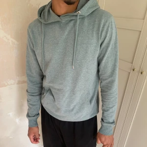 Grön hoodie - En grön/grå hoodie från lager 157 i storleken M. Säljs för 50kr + frakt. 