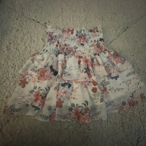 Blommig kjol - Söööötaste kort kjolen med volanger av blommor på❤️❤️❤️ perfekt till sommarn 