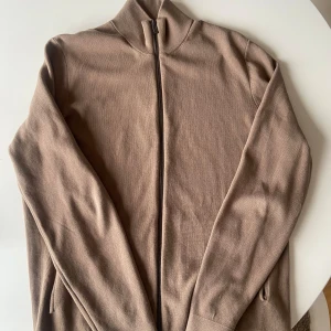Massimodutti fullzip  - Massimodutti fullzip. knappt använd då den är för stor för mig. Storlek L