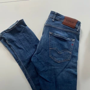 Replay jeans - Blåa replayjeans modell grover. 32/32. 