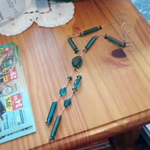 Halsband långt med  hängen av pärlor gröna  - Halsband långt med hängen av gröna pärlor.