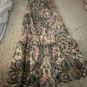 Lång kjol❤️ - Jätteeee cute långklänning köpt i Spanien som inte kommer till användning❤️❤️❤️❤️ og pris 200 kr 