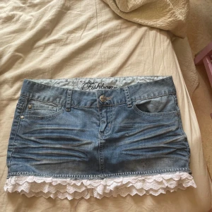 Jeanskjol med volang - Jättefin jeanskjol från fishbone som inte passade mig storlek M men liten i storleken så skulle säga att den är som S 