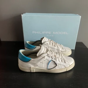 Philippe Modell - Riktigt snygga Philippe modell skor. Skorna är i bra skick men använda. Pris kan diskuteras vid snabb affär! Skriv vid minsta fundering 🙏 