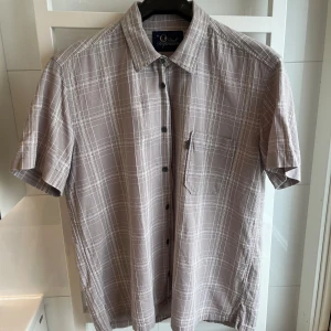 PeakPerformance kortärmad skjorta - Kortärmad skjorta från PeakPerformance i väldigt bra skick. 