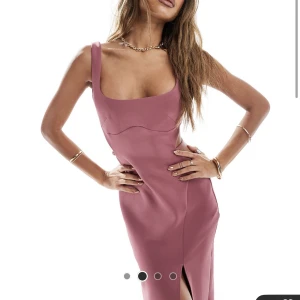 Klänning ASOS  - Säljer denna klänningen helt oanvänd med prislapp🌸🌸 Slutsålda på hemsidan! Nypris: 519 kr 