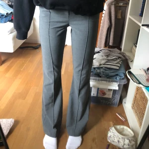 Gråa kostymbyxor - Jättefina gråa kostymbyxor från Ginatricot med unika sömmar ❣️❣️🫶🏻sitter precis som man vill ha dom💋säljer pga att de it kmr till användning 😅