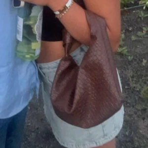 Brun Mini Bag  - så söt brun väska med mycket bra utrymme , kommer inte till använding för mig längre. 🩷