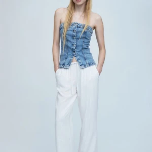 Vita linnebyxor - Vita linnebyxor från h&m i strl xxs. Kommer ladda upp bilder på byxan snart!  Kan ha små defekter Strl: xxs