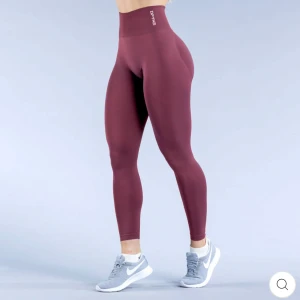 DFYNE Dynamic Tights - Träningstights från DFYNE i storlek S i högmidjad modell som heter Dynamic. Fin mörkrosa färg, använd 1 gång