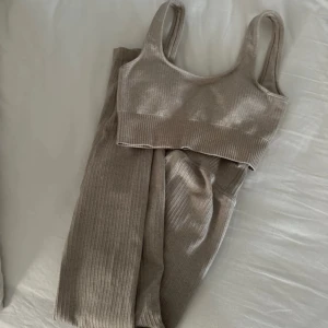 Träningskläder set - Set med tights och bh. Ribbade. 