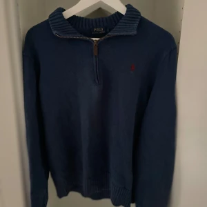 Ralph Lauren Half Zip - Nypris;1899kr , Säljer eftersom jag växt ur den. 10/10 skick inga defekter alls. Är i L men är extremt liten i passformen så den passar för S och M också. Kontakta vid frågor