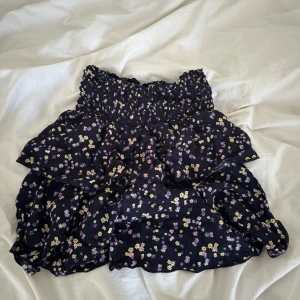 Volangkjol med blommor - Jätte fin volangkjol med blommor i bra skick. Barnstorlek men passar XS/S