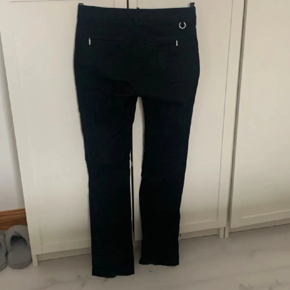 Fina jeans från märket Stockholm! De är bootcut men de syns inte på bilden💕🎀. Jeans & Byxor.