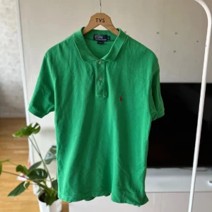 Ralph Lauren Piké  - Ralph Lauren Piké i Storlek: L, Skick: 9/10, som ny, säljs för endast 239kr. Vid intresse skriv DM.