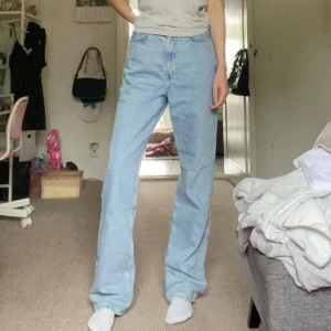 Ljusblåa jeans - Säljer ett par ljusblåa jeans från Weekday💗Strl. W26 L32, mått: 33cm (midja), 82cm (innerbenslängd), 30cm (grenhöjd)🙌🏻I modellen ”Rowe Extra High Straight Jeans”☺️Använda ca 10 gånger & är felfri! Orginalpris: 590kr. Billiga kläder➡️min profil❤️