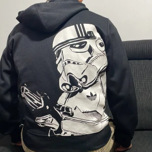 Adidas, starwars Hoodie   - En kombination av adidas och starwars som också är helt ny och unik vad gällande stil o Model 